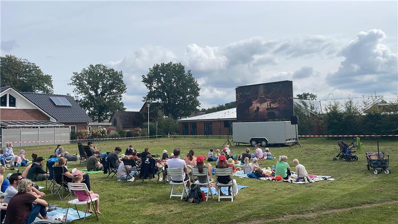 Sommerliches Intermezzo: Open-Air-Kino im Park, ansonsten ist auf dem Gelände des Bürgerparks noch nichts passiert.