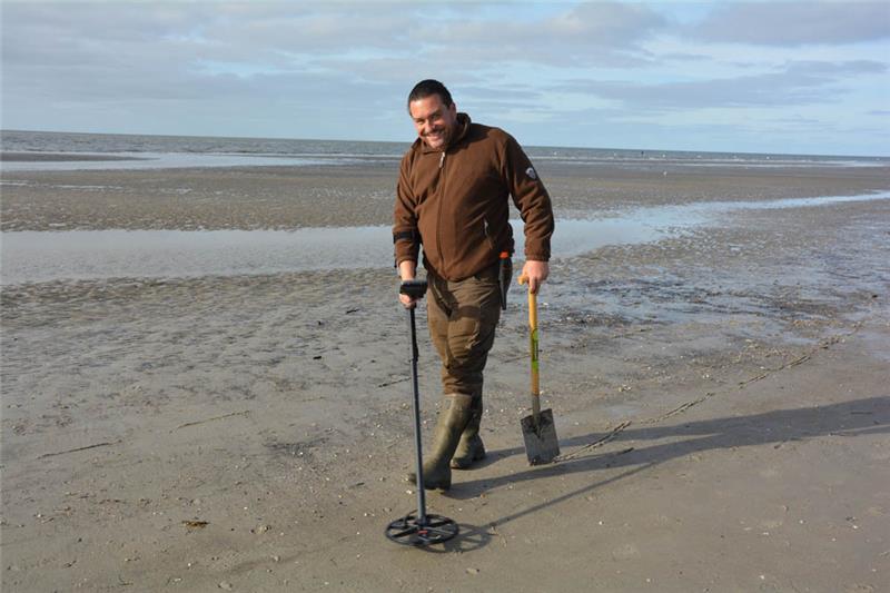 Sondengänger und Glückswiederbringer: Rene Diedrich hat den verlorenen Ehering tatsächlich im Sand entdeckt. Foto: Wenzlick