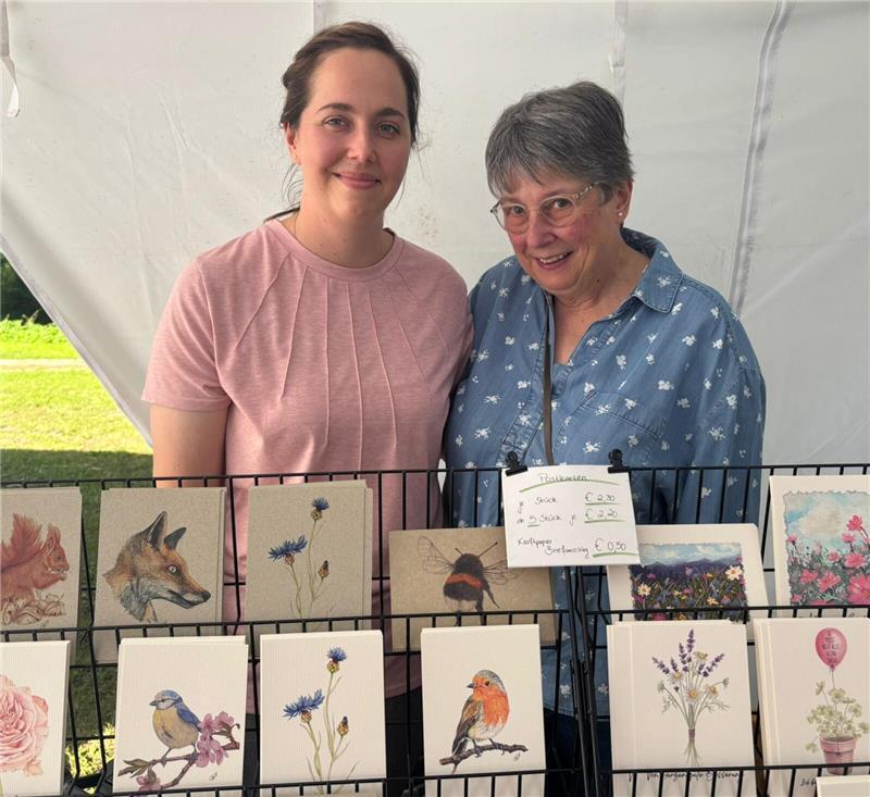 Sonja Bröker (links) und Mutter Dora Jürgens verkauften Aquarelle.