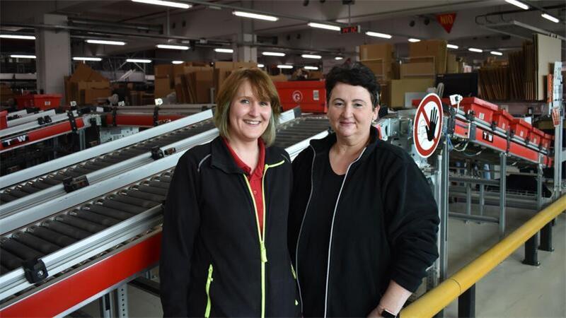Sonja Dreyer (links) und Tatjana Zhuravlev sind zwei der insgesamt 19 frisch gebackenen Fachlageristen der Fricke Gruppe.
