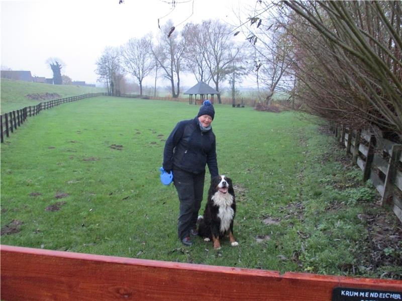 Sonja Goller, hier mit ihrem Berner Sennenhund Micky, freut sich, dass es jetzt eine Freilaufwiese für Hunde in Krummendeich gibt. Foto: privat