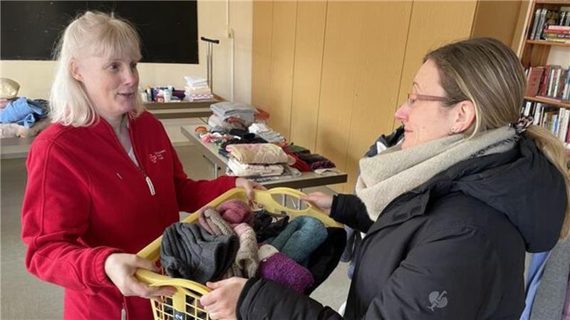 Flammen vernichten Kehdingbrucher Reetdachhaus: Senioren stehen vor dem Nichts Sonja Grunewald (l.) vom DRK-Ortsverein hatte zu Spenden für das notleidende Ehepaar aufgerufen und sofort viel Zuspruch aus der Dorfgemeinschaft erhalten. Auch Birte Rust hatte ein Körbchen gepackt.
