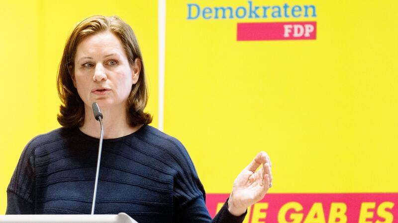 Hamburgs FDP-Chefin zufrieden mit Europawahlergebnis Sonja Jacobsen hält auf dem Landesparteitag der FDP Hamburg ihre Bewerbungsrede für das Amt der Landesvorsitzenden.
