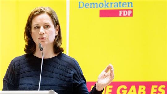 Sonja Jacobsen hält auf dem Landesparteitag der FDP Hamburg ihre Bewerbungsrede für das Amt der Landesvorsitzenden.