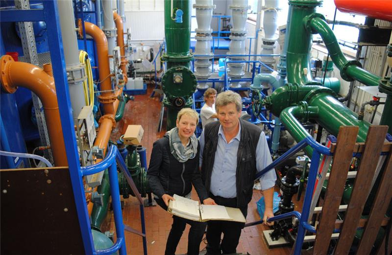 Sonja Koch und Detlef Dammann von den Stadtwerken werfen einen Blick in die Checkliste nach den Reparaturen im Technikraum. Fotos: Vasel