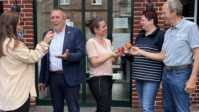 Sonja Zinke, Silke Ebers, Klaus-Heinrich Dehde übergeben das Apfelfest in die Hände von Bürgermeister Timo Gerke und