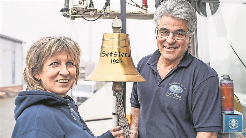 Neue Liebe nach Schiffsunglück: Bei ihr ankert sein Herz Sonja und Franziskus Schramm sind seit mehr als 20 Jahren gemeinsam auf europäischen Wasserwegen unterwegs. Die Glocke von 1928 ihres Schiffs „Seestern“ symbolisiert Beständigkeit.