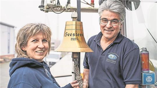 Sonja und Franziskus Schramm sind seit mehr als 20 Jahren gemeinsam auf europäischen Wasserwegen unterwegs. Die Glocke von 1928 ihres Schiffs „Seestern“ symbolisiert Beständigkeit.
