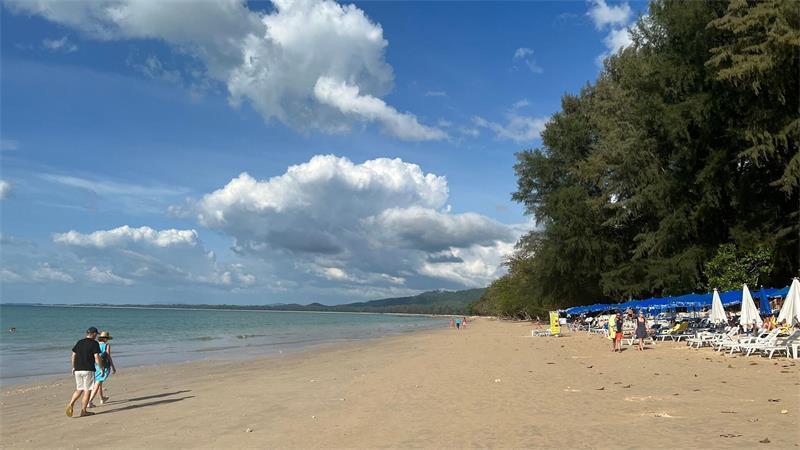 Sonne, Meer und Palmenstrände: Auch viele Touristen aus Deutschland zieht es dafür nach Khao Lak auf dem thailändischen Festland. Zwei Urlauber starben bei einem Unfall. (Archivbild)