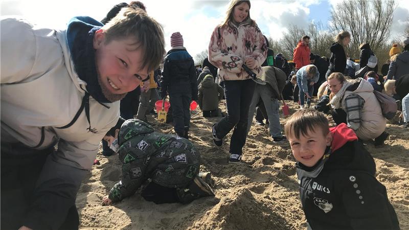 Sonne und Wind: Julian (11) und Constantin (8) buddeln auf Krautsand nach Ostereiern.