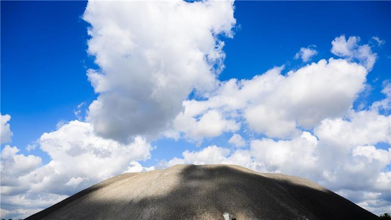 Bilder des Tages Sonne und Wolken sorgen für Licht und Schatten auf einem Kaliberg in der Region Hannover.