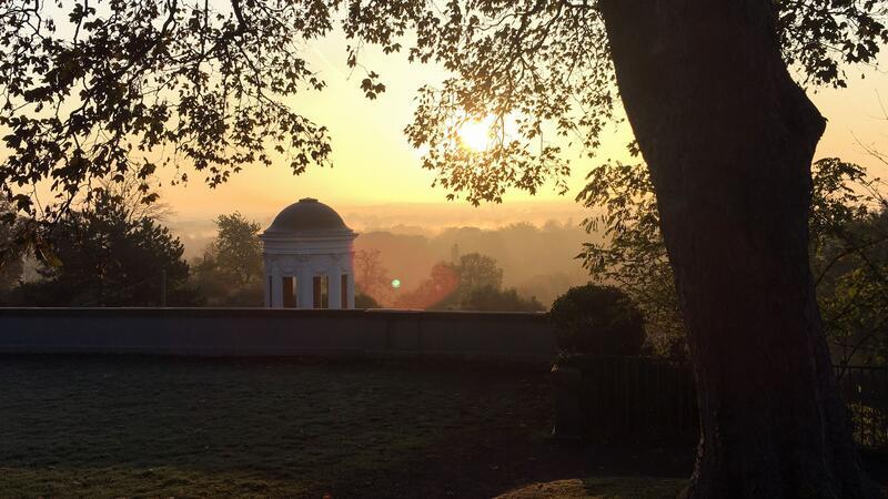 Großstadtbewohner aus Kassel fühlen sich am glücklichsten Sonnenaufgang über der Karlsaue und dem Frühstückstempel auf dem Weinberg in Kassel.