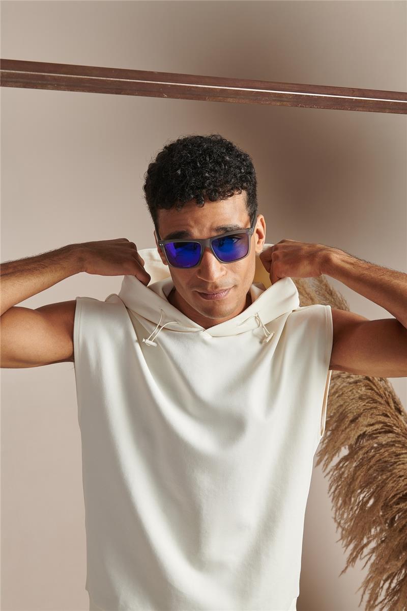 Sonnenbrillen mit blauen Gläsern liegen im Trend. Hier ein Modell von Unofficial by Apollo (ca. 40 Euro). Foto: Unofficial by Apollo/dpa