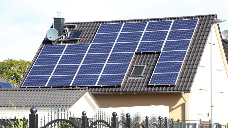 Sonnenenergie optimal nutzen: Für Eigenheimbesitzer ist eine Solaranlage auf dem Dach eine Option.