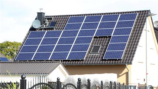 Sonnenenergie optimal nutzen: Für Eigenheimbesitzer ist eine Solaranlage auf dem Dach eine Option.