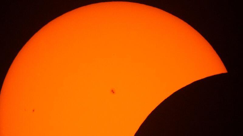 Millionen Menschen sehen totale Sonnenfinsternis Sonnenflecken sind während der Anfangsphase der Sonnenfinsternis zu sehen.