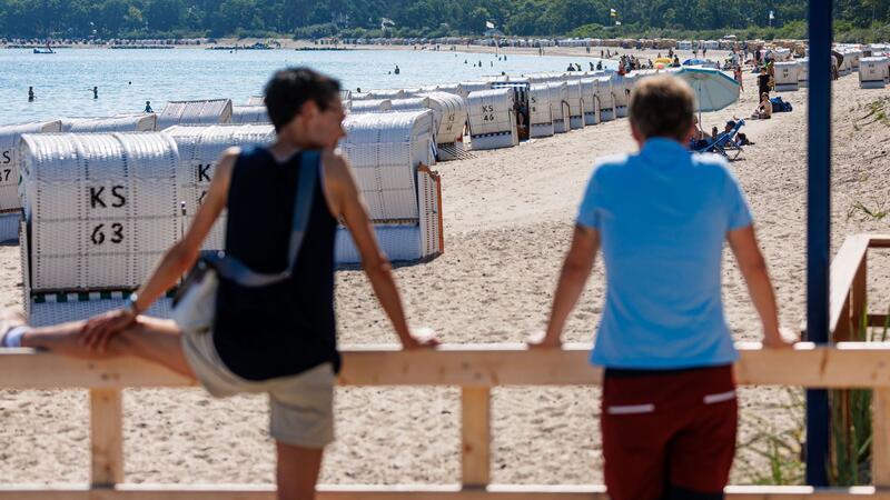 Sonnenschein und hochsommerliche Temperaturen locken Touristen und Tagesgäste an die Strände, wie hier im Ostseebad Timmendorfer Strand. (Archivbild)