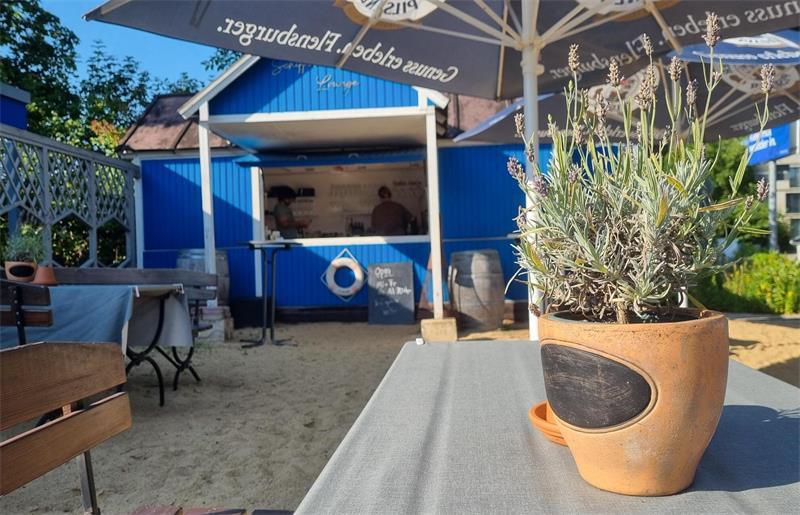 Ein Japaner in Stade: Yuki Chijimi betreibt Schifferlounge abseits der City Sonnenschirme spenden den Gästen der Fischerlounge Schatten, während das Ehepaar Chijimi/Graffelmann Snacks und Getränke in der Schifferlounge zubereitet.