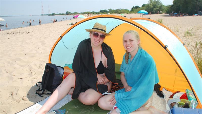 Auf der Suche nach Abkühlung: So erlebt der Kreis Stade das Hitze-Wochenende Sonnenschutz am Elbstrand: Annika und Andrea Schröder aus Seedorf.