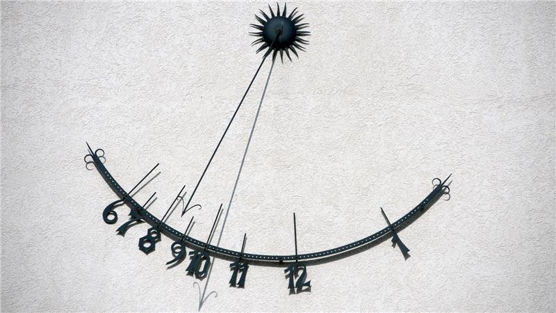 Spätester Sonnenuntergang? Nicht am längsten Tag des Jahres Sonnenuhr und Armbanduhr zeigen nicht exakt dieselbe Zeit. (Archivbild)