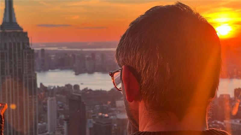 Teure beste Aussicht - New Yorks Wolkenkratzer im Wettbewerb Sonnenuntergang hinter dem Empire State Building.