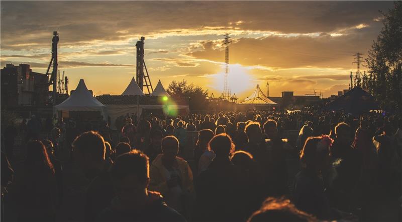 Sonnenuntergang in Wilhelmsburg. Tausende Besucher lauschen den Klängen der verschiedenen Bands , die im Rahmen des Dockville Festivals auftreten. Foto Dockville