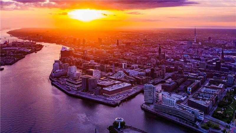 Das sind Martin Elsens vier Lieblingsbilder aus der Luft Sonnenuntergang über der Elbe. Auch dieses Foto gehört zu Elsens Lieblingen.