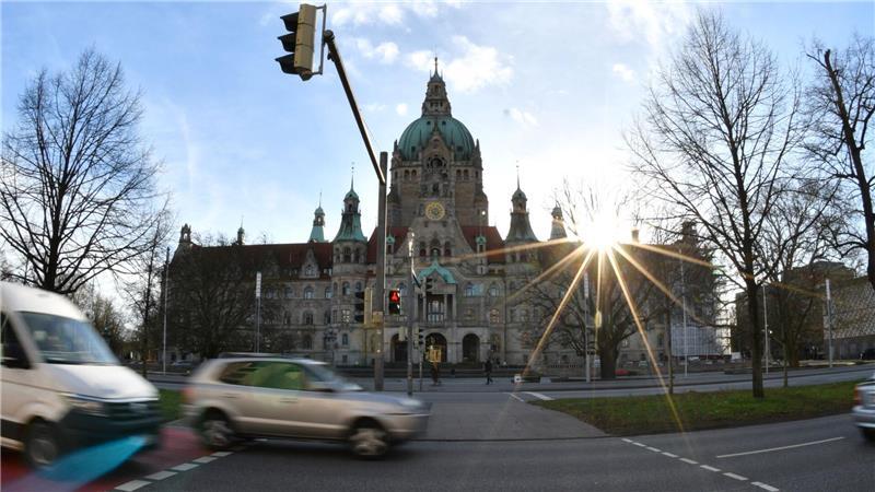 Sonnig, wie hier über Hannovers Rathaus soll es auch im Laufe der nächsten Woche über Niedersachsen und Bremen werden. (Symbolbild)