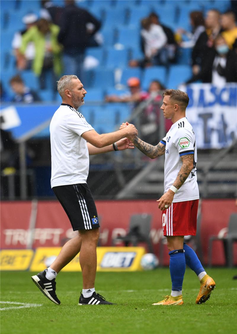 Sonny Kittel wird soch wohl beim HSV und Tim Walter (links) verabschieden. Foto: Daniel Reinhardt/dpa