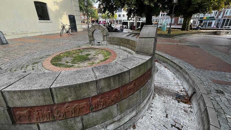 Sonst ein beliebter Platz zum Abkühlen und Planschen, jetzt trocken: Brunnen am Zeughaus.