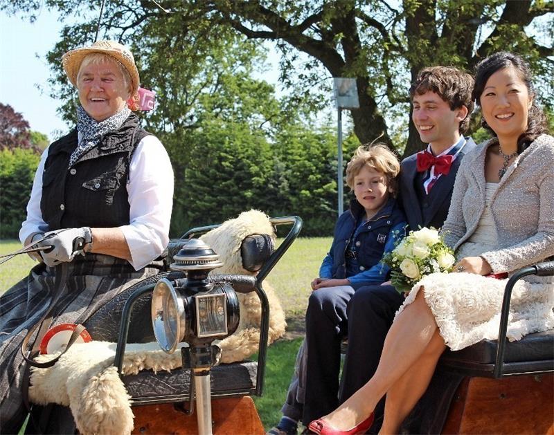Soo Mee Baumann und Sebastian Gollnow mit dessem Neffen Samuel nach der Hochzeit in der Amanda auf der Kutschfahrt nach Heinbockel .
