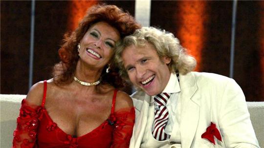 Sophia Loren mit Showmaster Thomas Gottschalk in der Fernsehshow „Wetten, dass..?“ 2004.