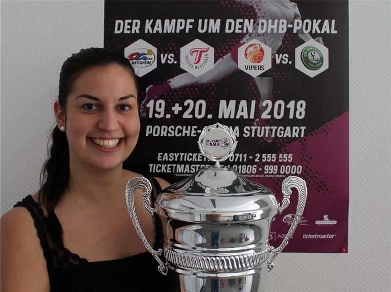 Sophia Michailidis hält den DHB-Pokal in den Händen, den im vergangenen Jahr noch das Team aus Buxtehude gewonnen hatte. In diesem Jahr ist der BSV allerdings nicht in Stuttgart vertreten. Foto privat