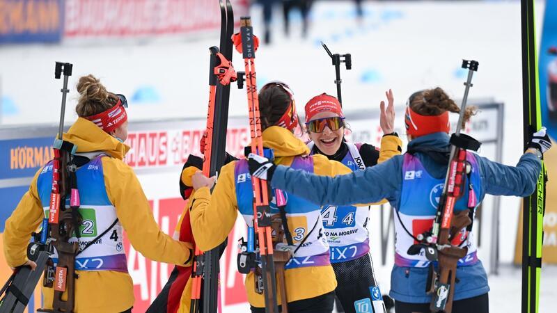 Sophia Schneider (2.v.r.) sicherte den DSV-Frauen WM-Bronze.