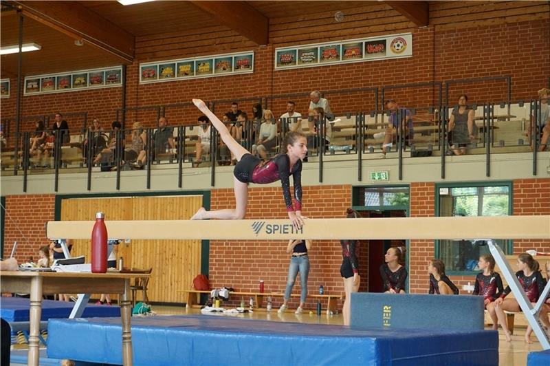 Rückkehr an die Turngeräte: Junge Athleten bei der Kreismeisterschaft Sophia Schwindt vom TSV Wiepenkathen bei der Kniewaage am Balken. Foto: Verein