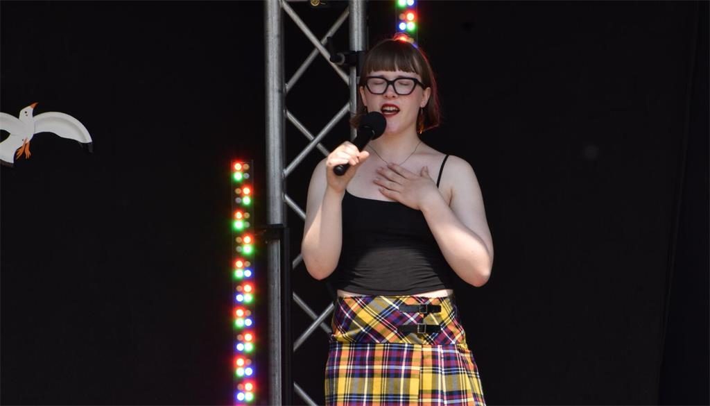 Sophia Spitzenberg sorgt einem Comedy-Beitrag für Unterhaltung. 