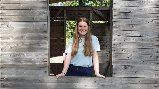 Sophie Deterra auf dem großen Außengelände des Bauspielplatzes im Altländer Viertel. Foto: Hansestadt Stade