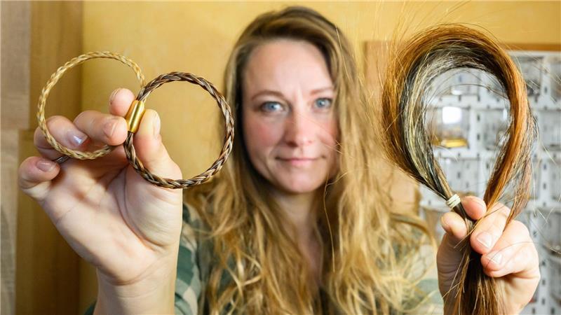 Schmuck aus Pferdehaar - Peinerin fertigt emotionale Kunst Sophie Dongowski zeigt Pferdehaar und aus solchen Haaren gefertigte Armbänder.