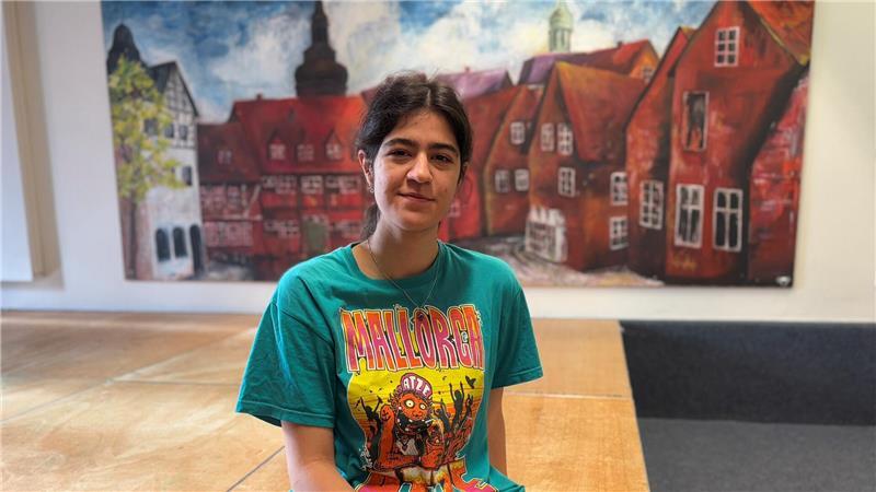 Sophie Elif Görgülü war eine von zehn Schülerinnen, die in Berlin ihren Text für den Schulwettbewerb „Schreib für Hanau“ vorstellen durften.