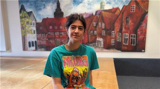 Sophie Elif Görgülü war eine von zehn Schülerinnen, die in Berlin ihren Text für den Schulwettbewerb „Schreib für Hanau“ vorstellen durften.