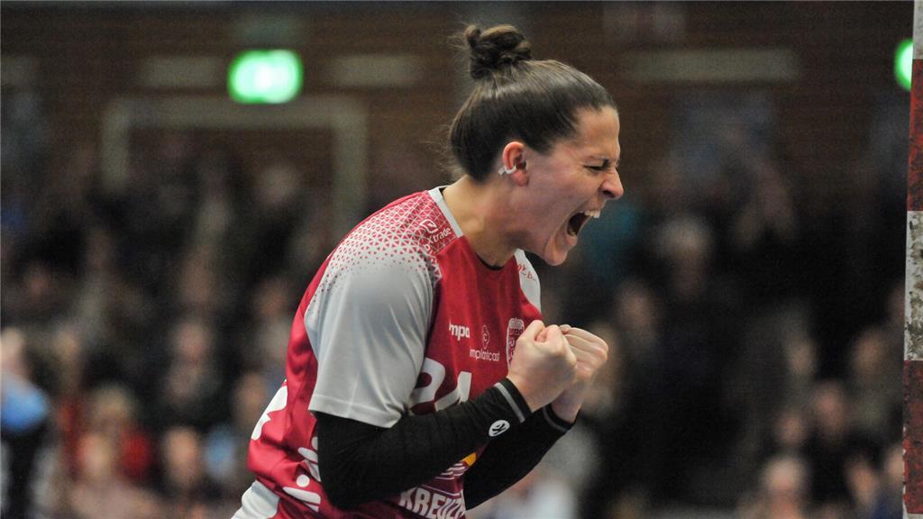 Sophie Fasold bejubelt eine Parade.