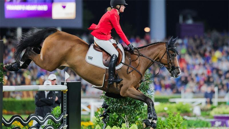 Feier unter Flutlicht: Springreiter bejubeln Gold Sophie Hinners kassierte mit Singclair lediglich einen Strafpunkt.
