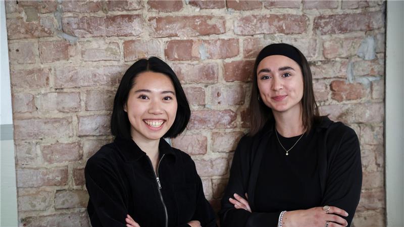 Sophie Lin (li) und Julia Makowka beschäftigen sich seit Oktober vergangenen Jahres intensiv mit dem Holsten-Areal.