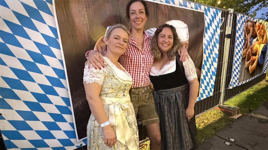 Sophie Nösler aus Helmste (Mitte) in einer Lederhose mit ihren Freundinnen Nadja...