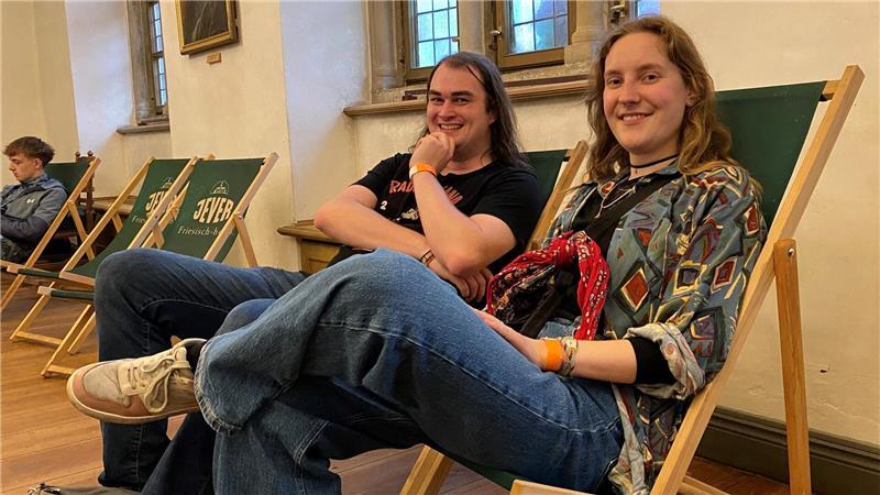 Sophie Otte und Ruben Tietz - beide kommen ursprünglich aus Stade - sind zum ersten Mal beim Hanse Song Festival und machen vor dem nächsten Act im Königsmarksaal eine kleine Pause.