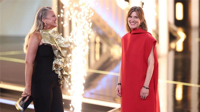 Fernsehpreis: „Zweiflers“ gewinnen, Tränen bei „Friedländer“ Sophie von der Tann (r) erhielt den Förderpreis für ihre Berichterstattung über den Israel-Gaza-Krieg (ARD).