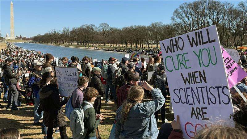 „Rettet die Wissenschaft“: US-Proteste gegen Trumps Politik Sorge um Kürzungen treibt Wissenschaftler auf die Straße