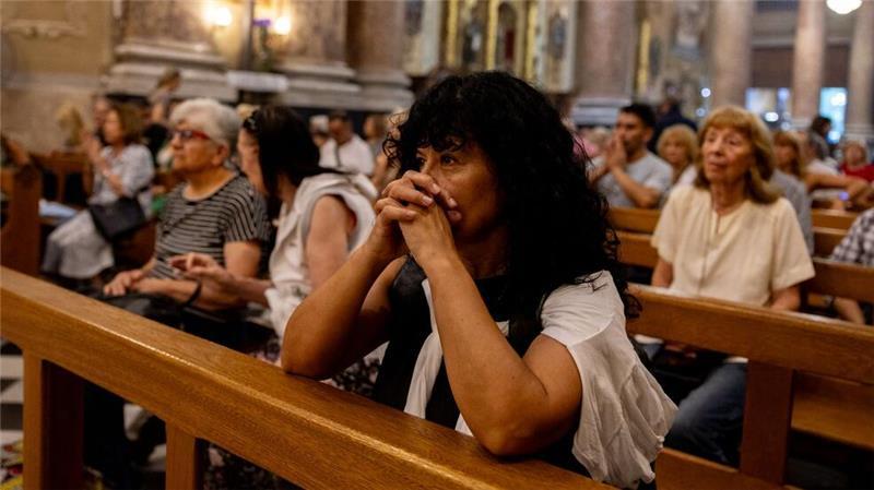 Sorge um den Papst: Gläubige nehmen an einer Messe für die Gesundheit von Papst Franziskus in der Basilika von San José de Flores in Argentinien teil.