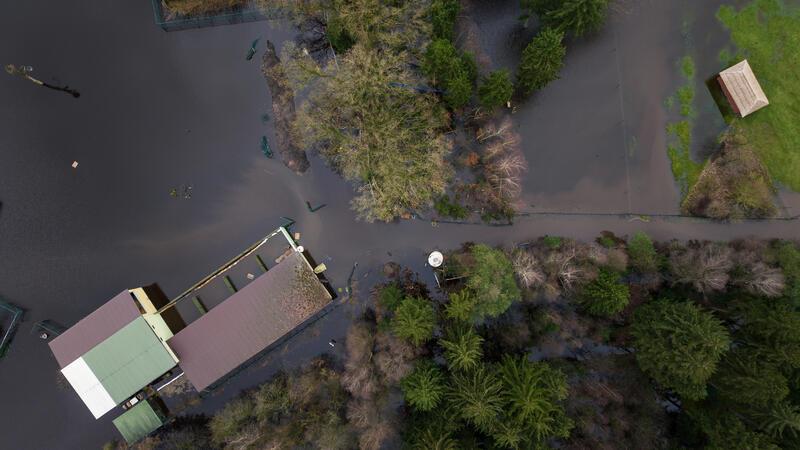 Hochwasser-Drama: Im Serengeti-Park liegen Narkosepfeile bereit Sorgen bereitet vor allem das von Wasser umschlossene Haus der Antilopen und Giraffen.