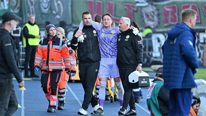 Derby mit Schatten: 96-Fans trüben Braunschweiger Sieg Sorgen um Ron-Thorben Hoffmann: Der Eintracht-Torwart muss verletzt ausgewechselt werden.